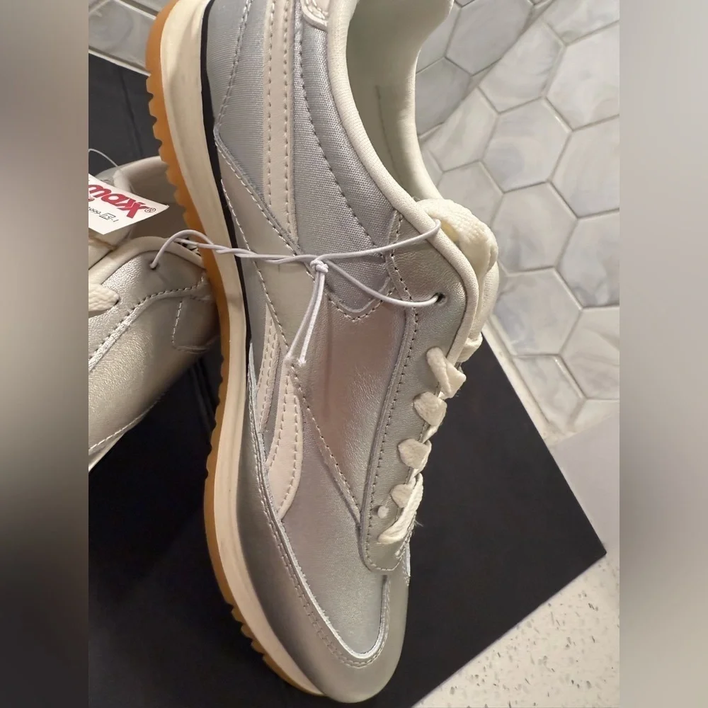 Reebok Woman’s Fiori Sneakers Silver Black White NEW Size 8 Low Tops